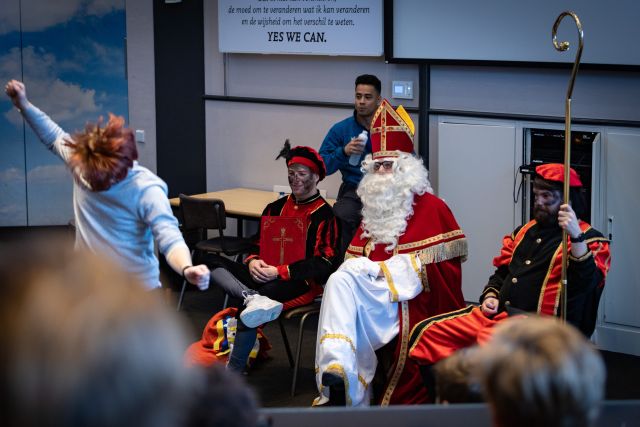 Sinterklaas op bezoek bij Yes We Can Clinics