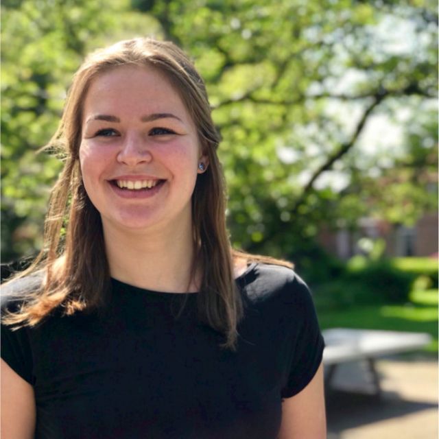 Fem is jongerencoach in de kliniek in Hilvarenbeek. “Ik houd ervan om lekker bezig te zijn en niet alleen zware gesprekken te voeren. Sporten, lekker in de buitenlucht. Gesprekjes ontstaan vanzelf, spontaan, en hoeven niet te worden ingepland van 15 tot 16 uur. Dat spreekt me aan.”   